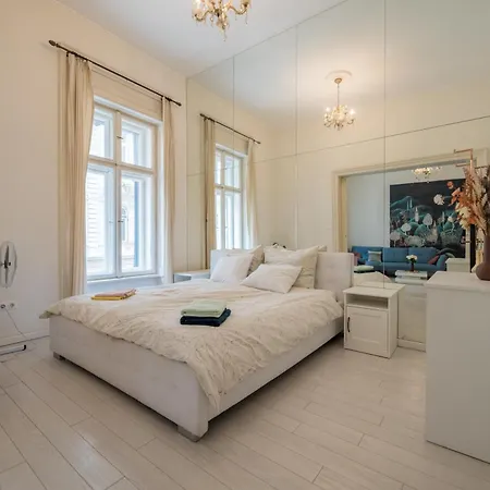 Spacious 3 Bedroom, 3 Ensuite Bathroom Elegant Near The Opera House
