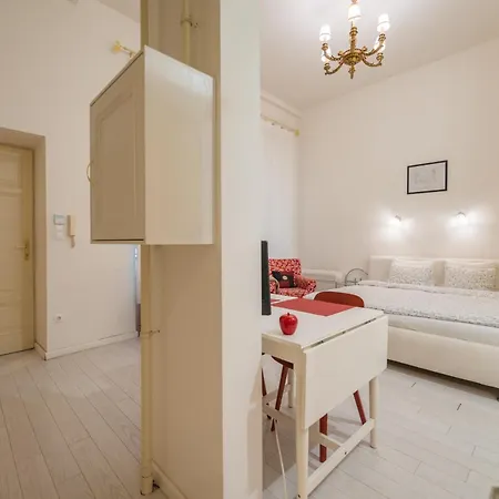 Spacious 3 Bedroom, 3 Ensuite Bathroom Elegant Near The Opera House Apartment