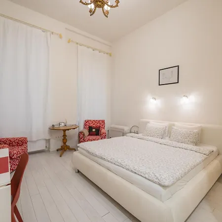 Spacious 3 Bedroom, 3 Ensuite Bathroom Elegant Near The Opera House Apartment *