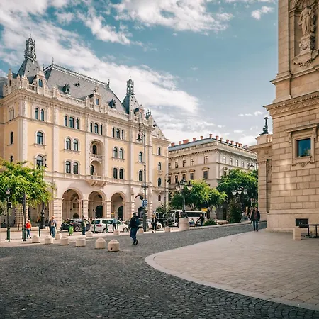 Spacious 3 Bedroom, 3 Ensuite Bathroom Elegant Near The Opera House Budapest