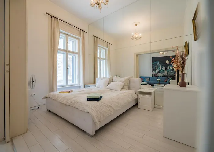 Spacious 3 Bedroom, 3 Ensuite Bathroom Elegant Near The Opera House